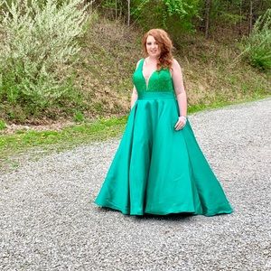 Emerald Green prom dress size 16-18